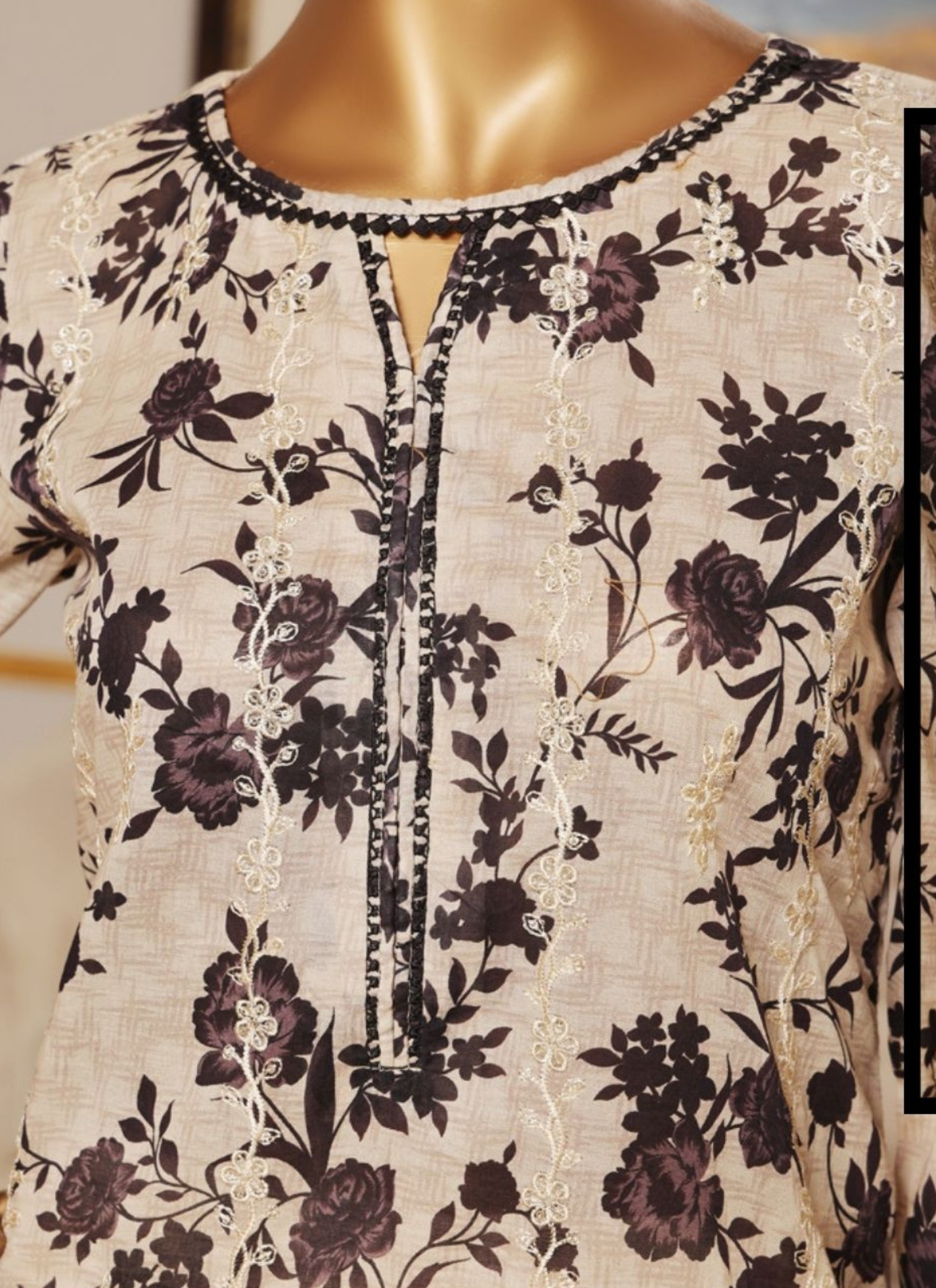 Riwayat Premium 3p Lawn Suit  Embroidered
